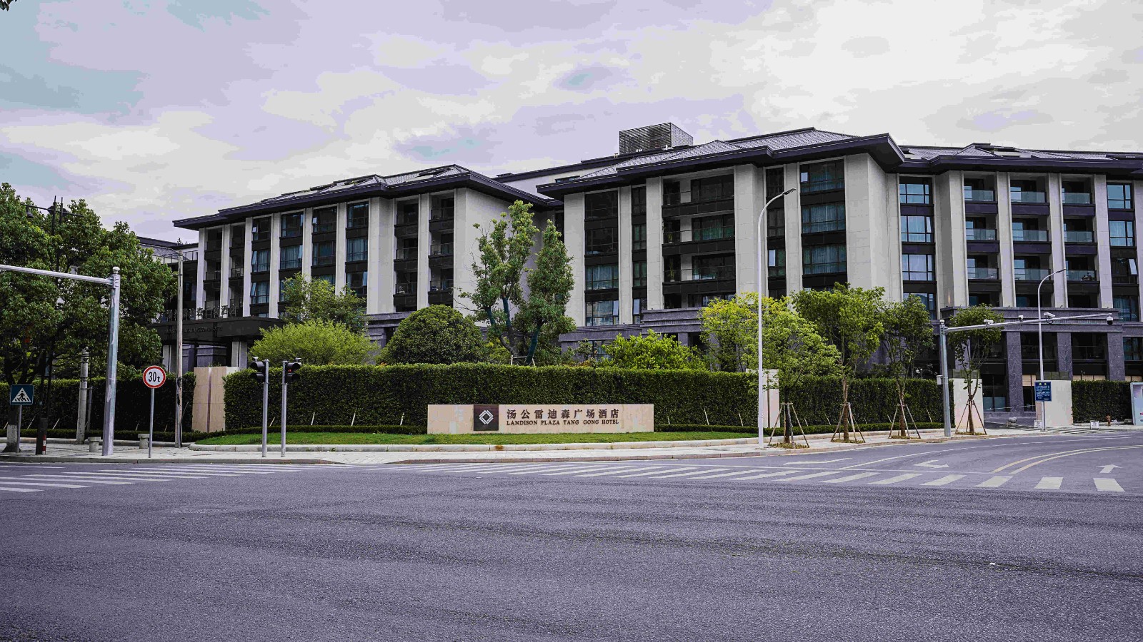 酒店外观 (2).jpg