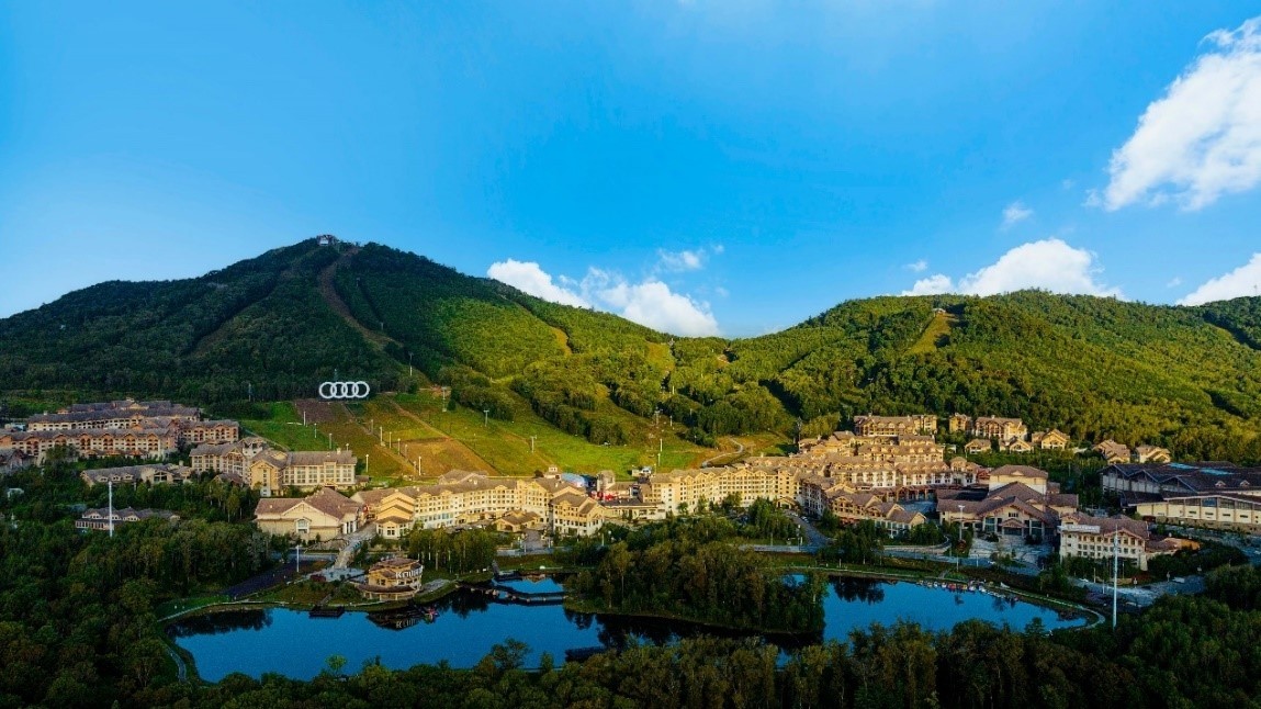长白山万达锦华度假酒店夏季全景_resize.jpg