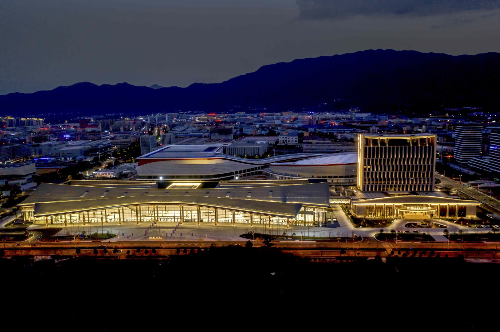 2.丽水国际会展中心及北辰大酒店正面鸟瞰图夜景.jpg