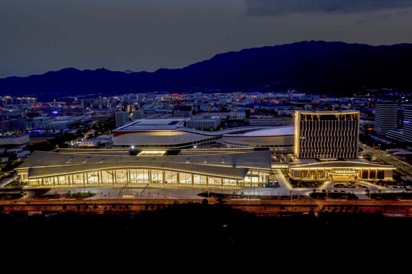 2.丽水国际会展中心及北辰大酒店正面鸟瞰图夜景.jpg