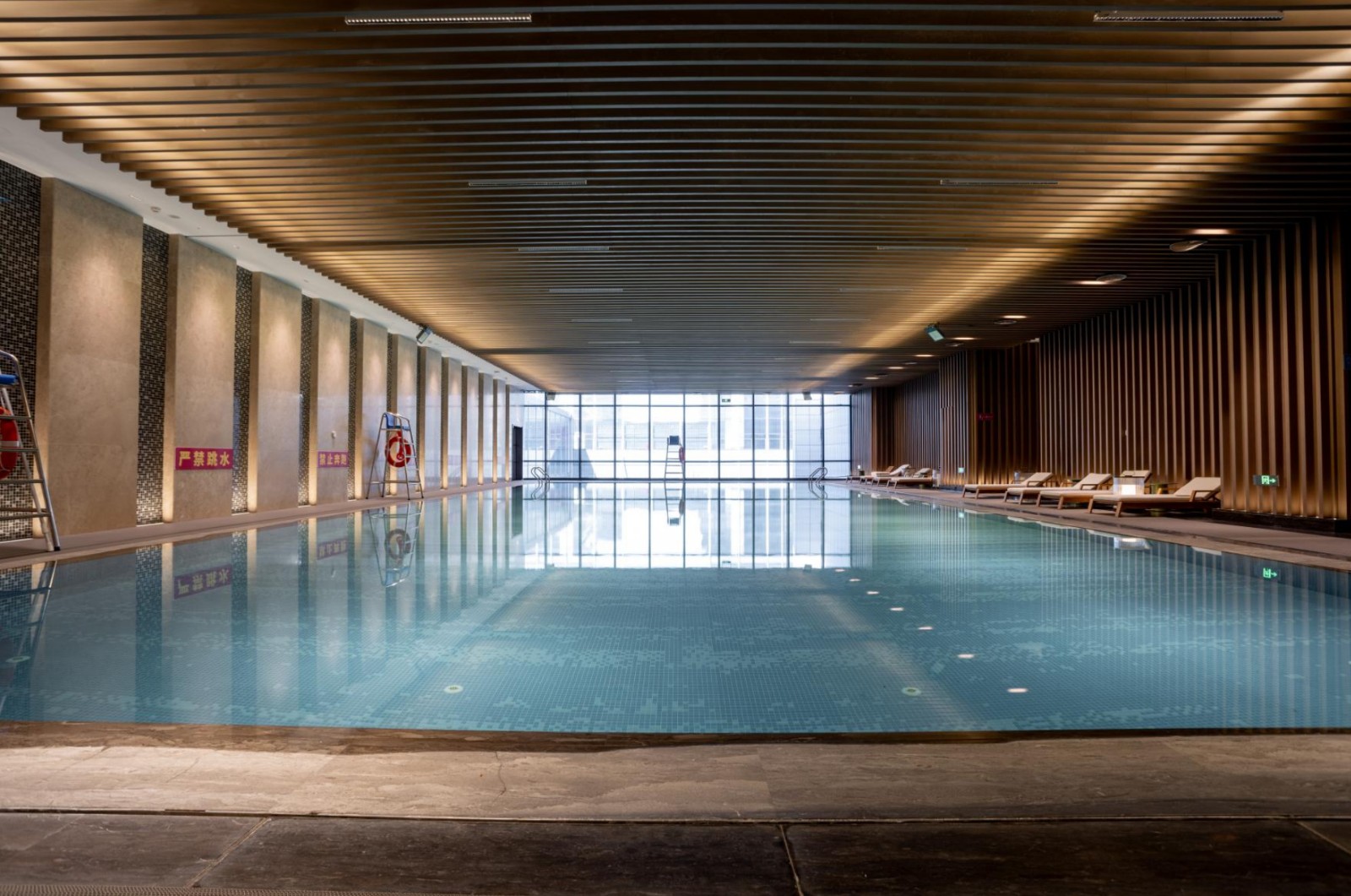 19.泳池.jpg
