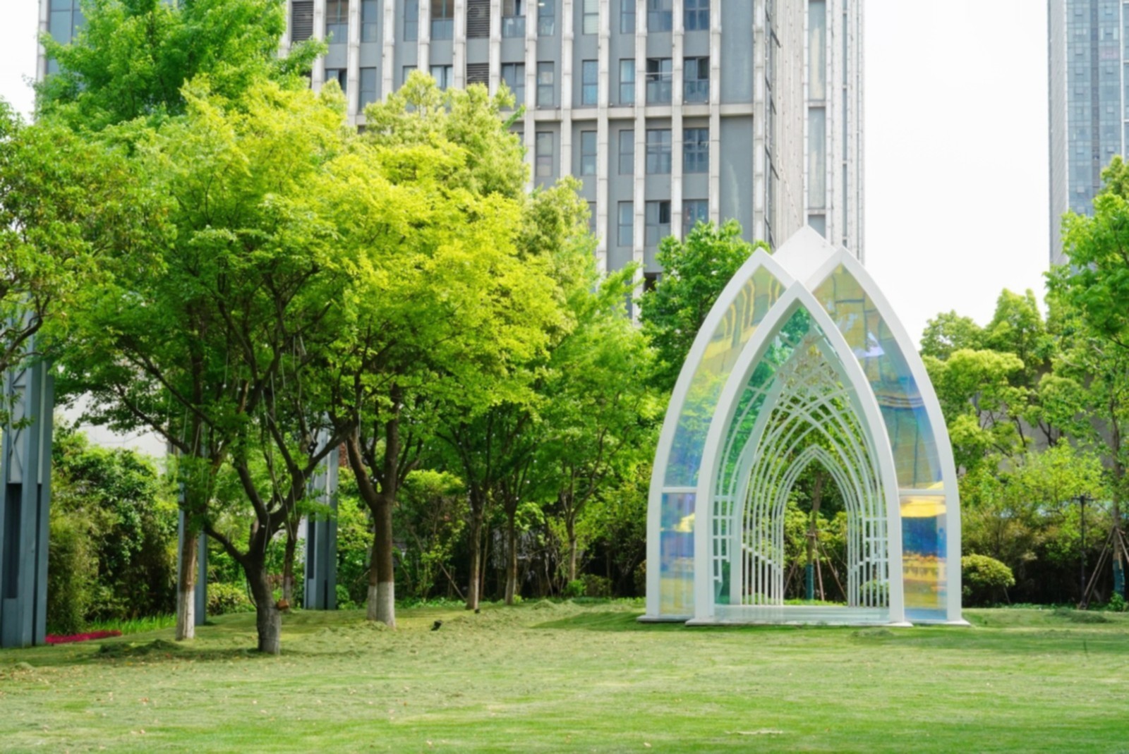 武汉保和皇冠假日酒店户外草坪.jpg