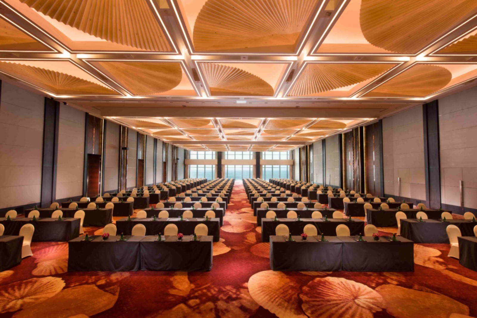 2.1Grand Ballroom - Classroom海天宫宴会厅-课堂式摆台.jpg