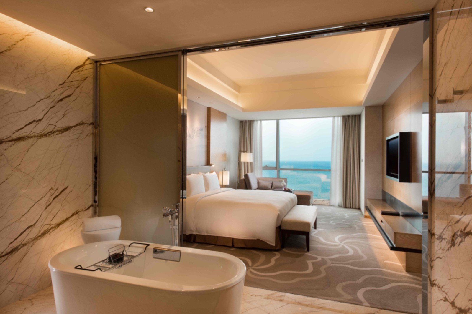 7Sea View Suite-Bedroom and Bathroom海景套房-卧室和卫生间.jpg